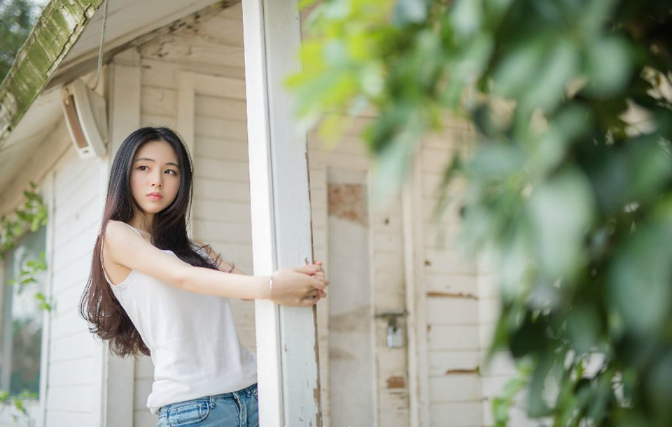 “告诉那些世家，我军承诺，入蜀之后，对世家一定秋毫无犯，更不会动他们如今拥有的利益，甚至还会做出一些让步！”想了想，诸葛亮又补了一句。
